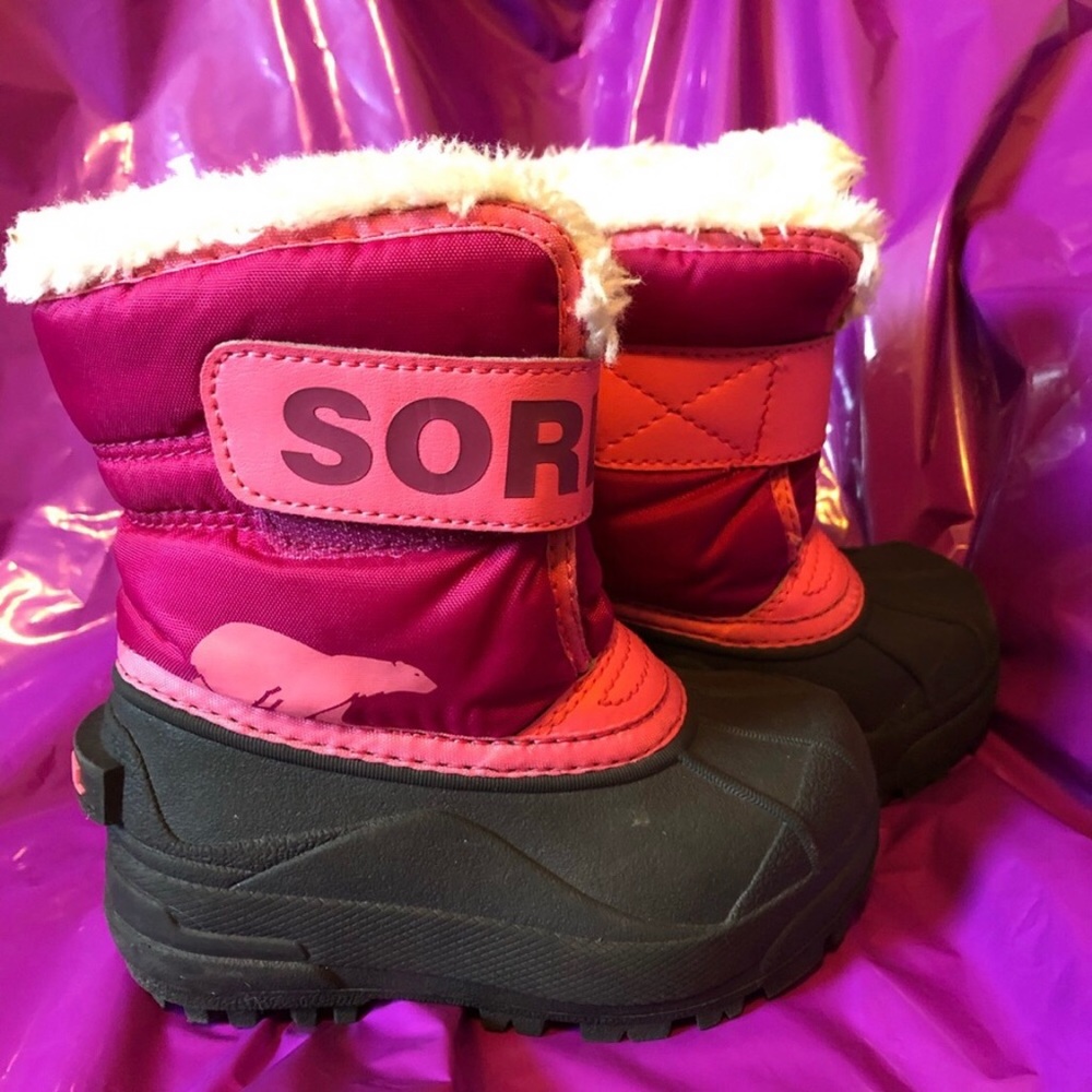 Kids Sorel snow boots. Pink.